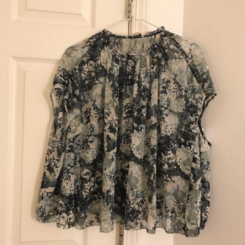 Club Monaco Women Keyhole Front Abstract